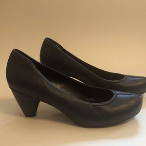Easy Spirit anti-gravity heels in navy blue in excellent condition.